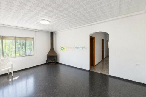 Sala luminosa y minimalista con chimenea