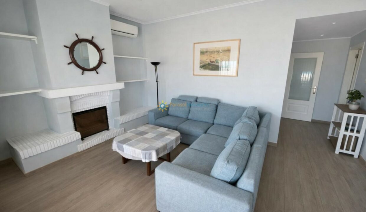 Sala luminosa y moderna con detalles náuticos