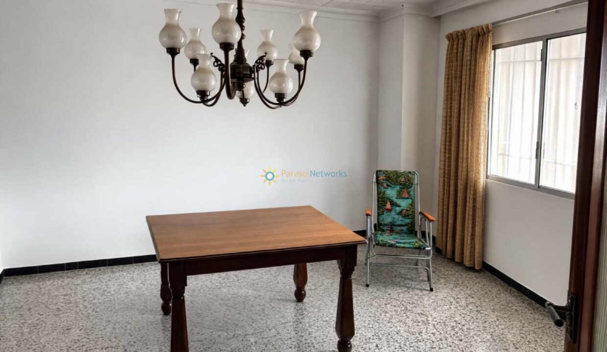 Sala luminosa y ordenada con chandelier