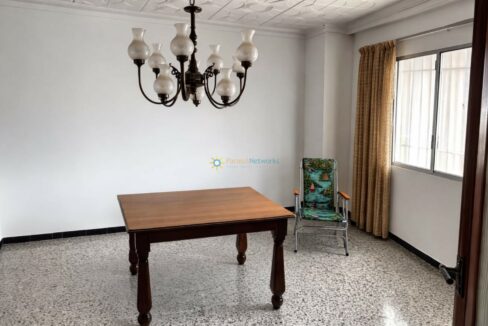 Sala luminosa y ordenada con chandelier