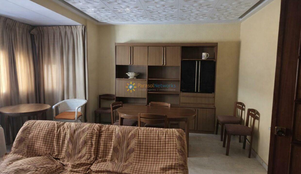 Sala luminosa y ordenada con detalles en madera