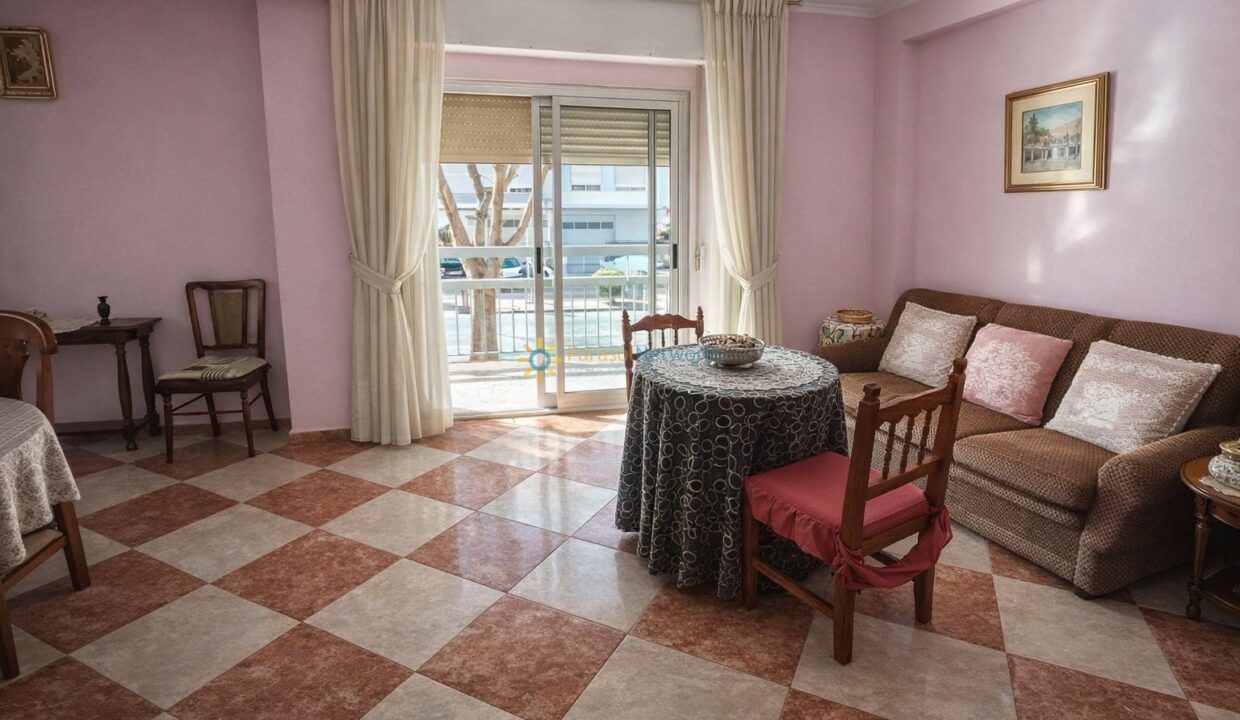 Sala mediterránea iluminada con luz natural