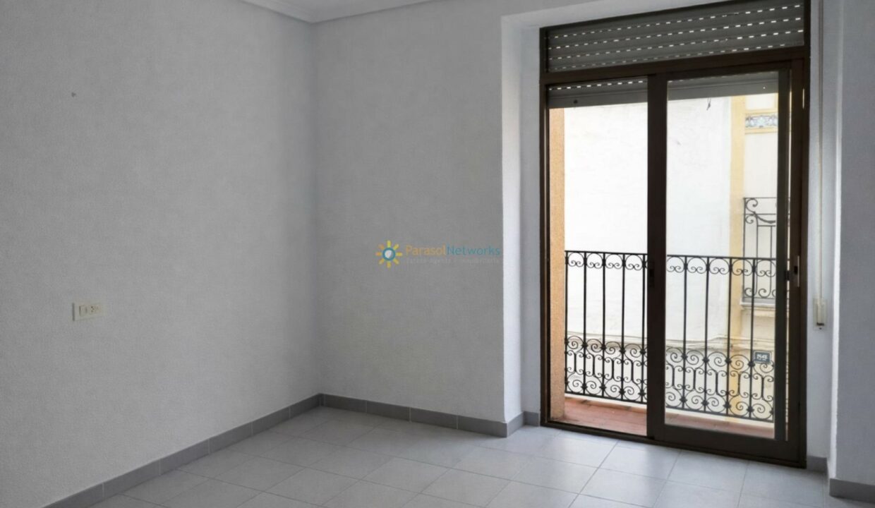 Sala minimalista con puerta acristalada