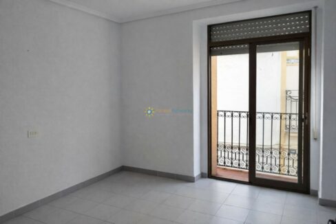 Sala minimalista con puerta acristalada