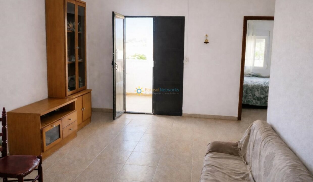 Sala minimalista y luminosa con balcón