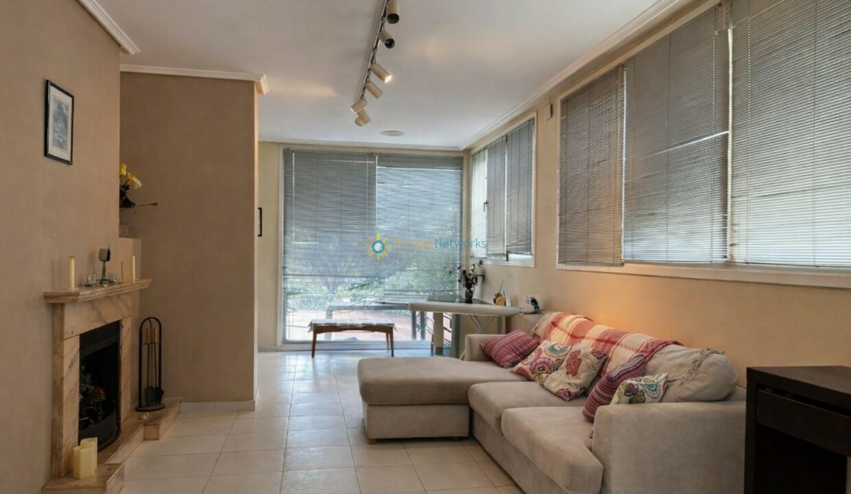 Sala moderna con chimenea y luz natural