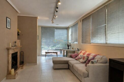 Sala moderna con chimenea y luz natural