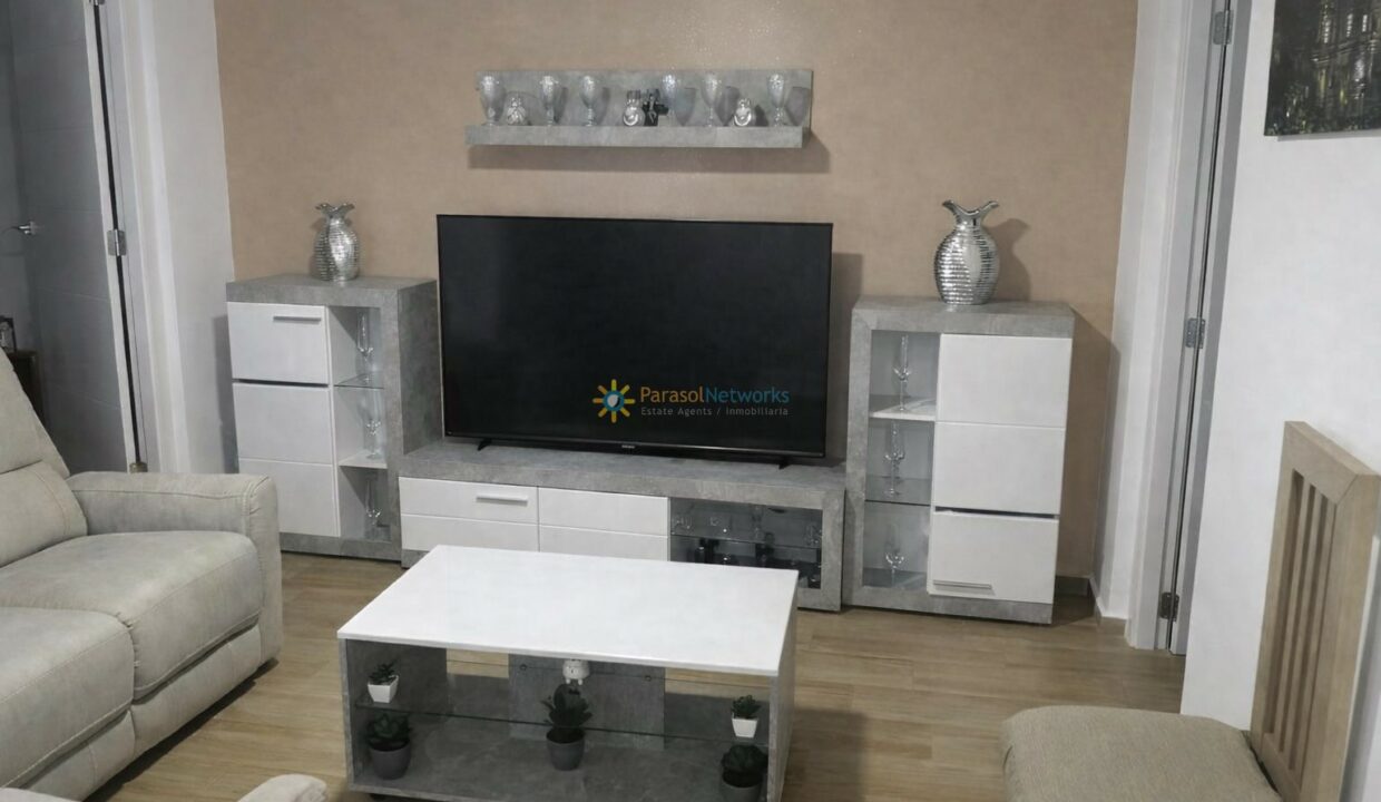 Sala moderna con detalles plateados