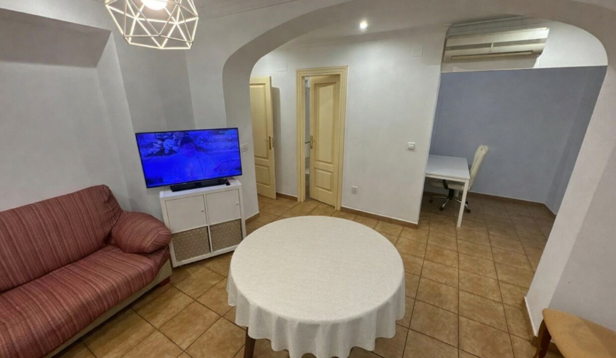 Sala moderna con oficina minimalista