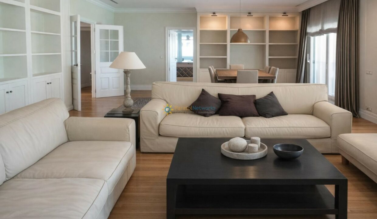 Sala moderna y luminosa de día