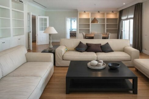 Sala moderna y luminosa de día