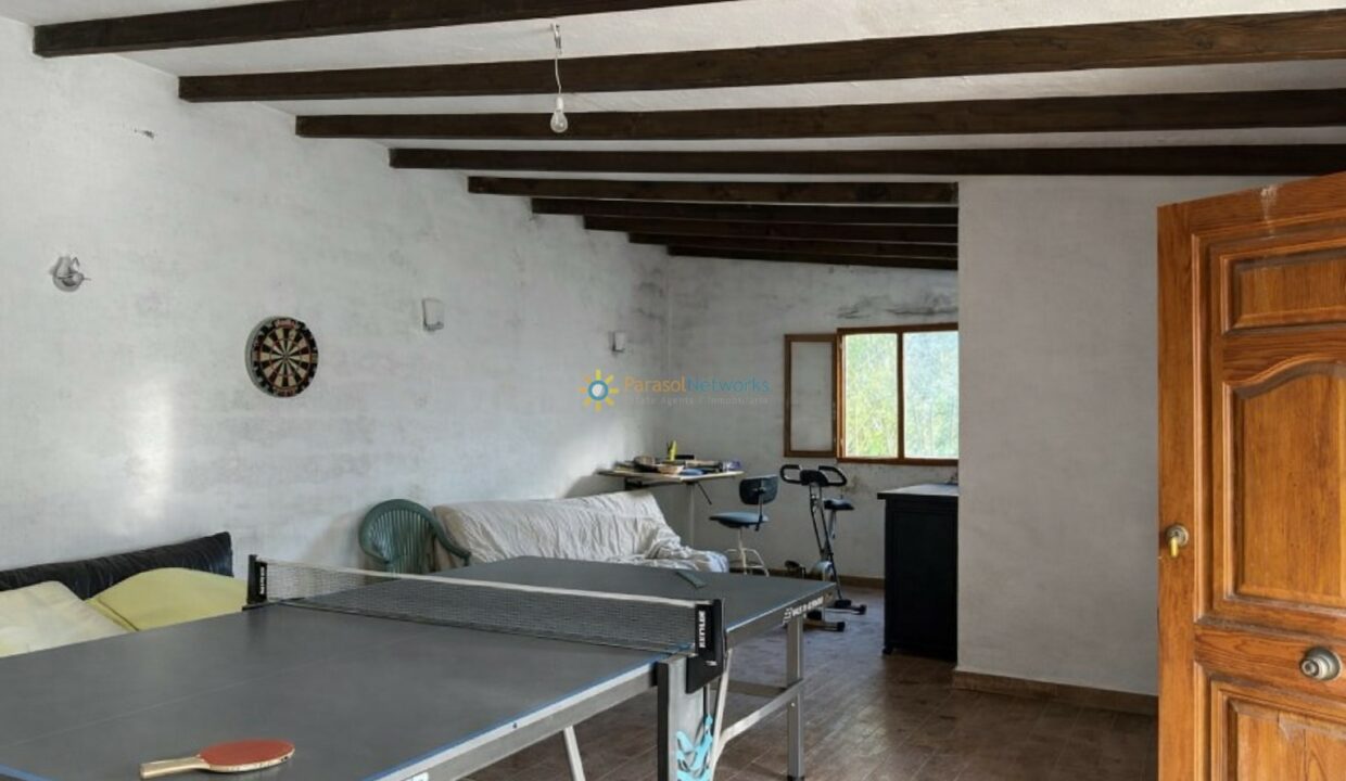 Sala polivalente con mesa de ping pong