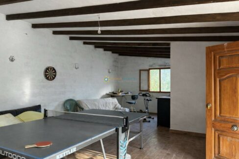 Sala polivalente con mesa de ping pong