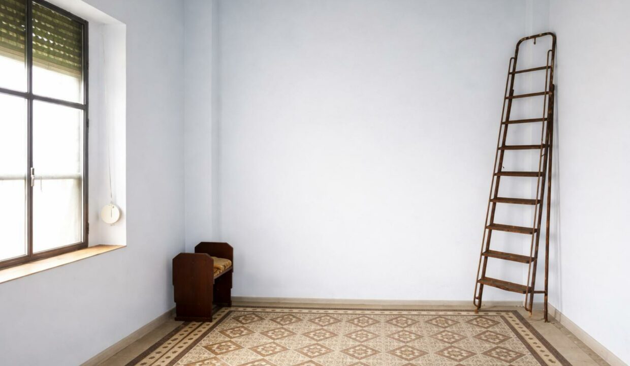 Sala renovada con azulejos vintage