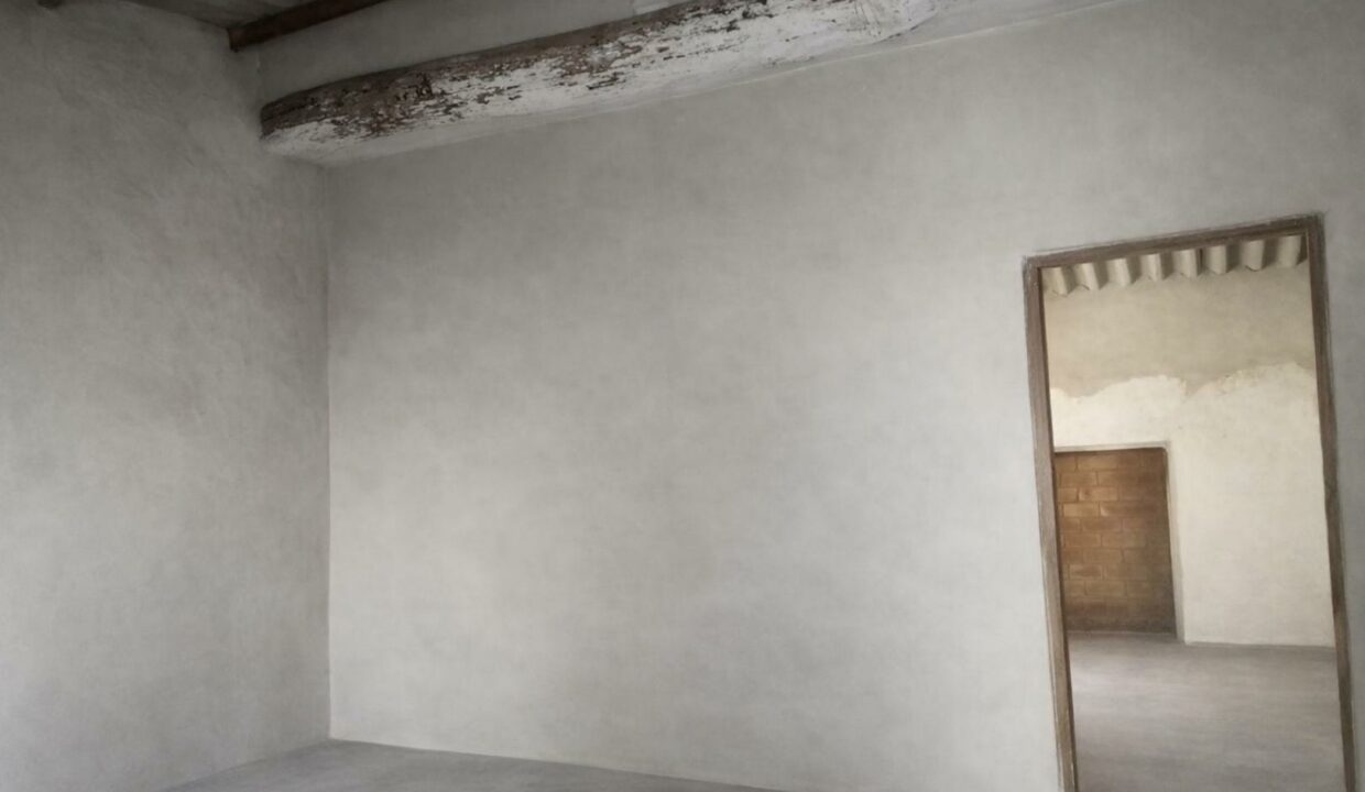 Sala restaurada con vigas de madera