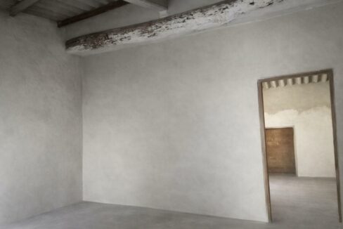 Sala restaurada con vigas de madera