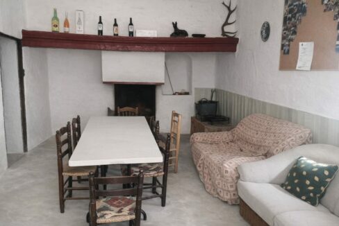 Sala rústica con chimenea y detalles vintage