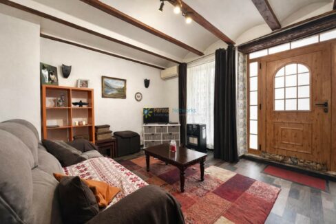 Sala rústica con detalles cálidos