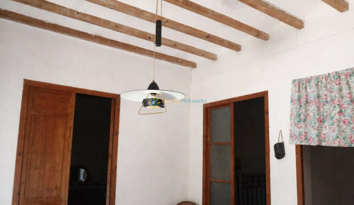 Sala rústica con luz moderna