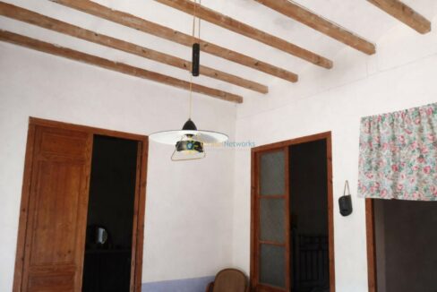 Sala rústica con luz moderna