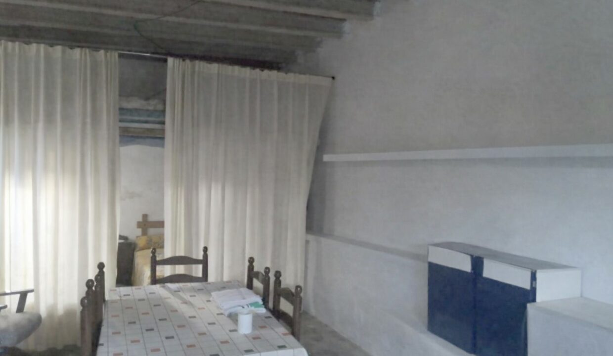 Sala rústica con mesa y cortinas