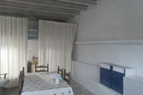 Sala rústica con mesa y cortinas