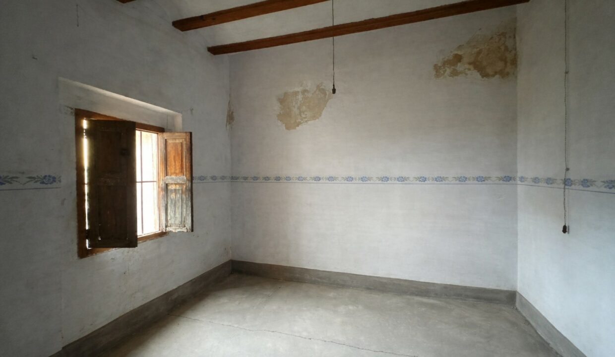 Sala rústica con ventana abierta