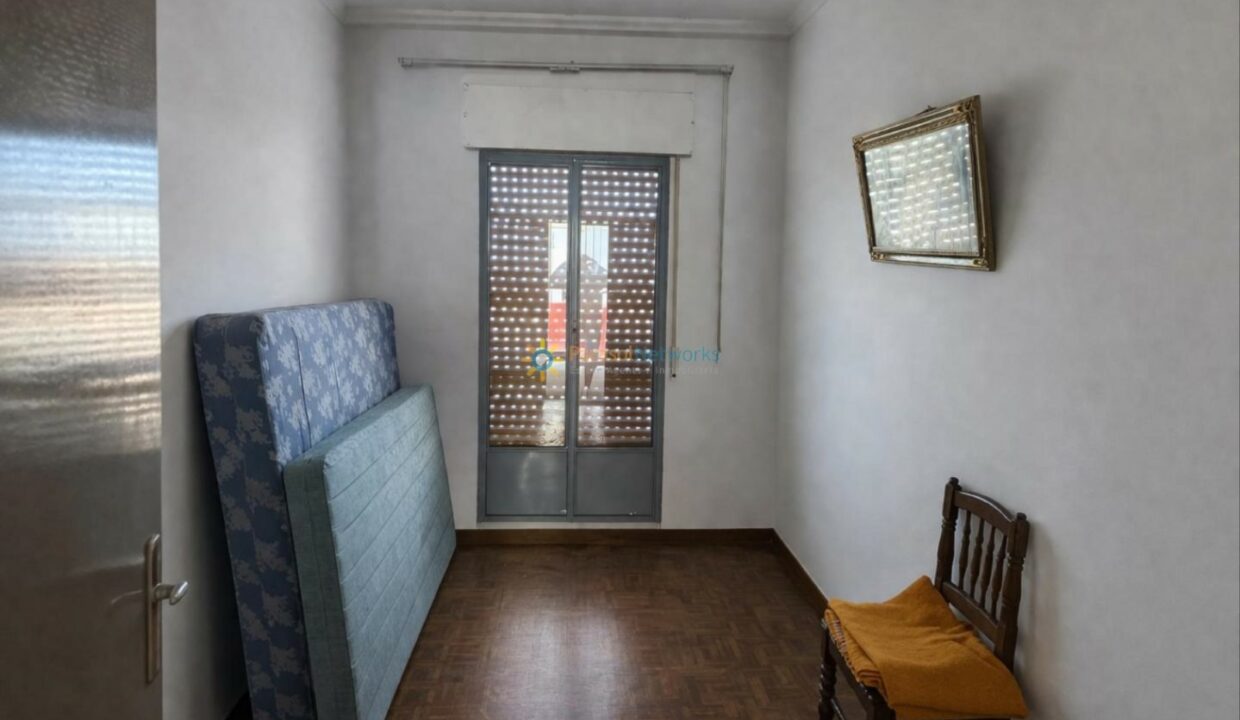 Sala sencilla con luz natural