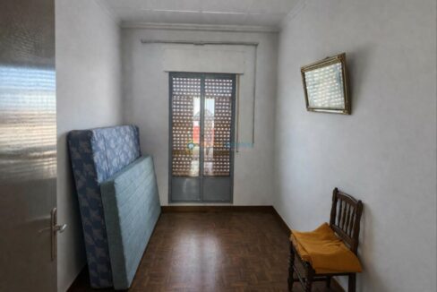 Sala sencilla con luz natural