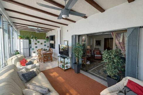 Sala soleada con vistas abiertas