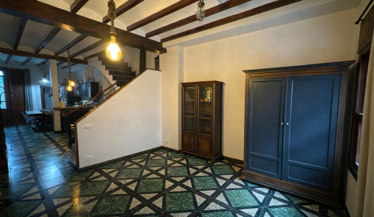 Sala tradicional con elementos elegantes