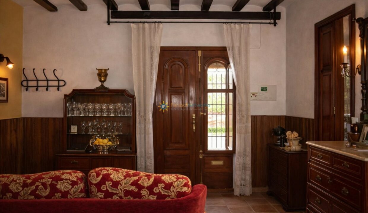 Sala tradicional con puertas y jardín