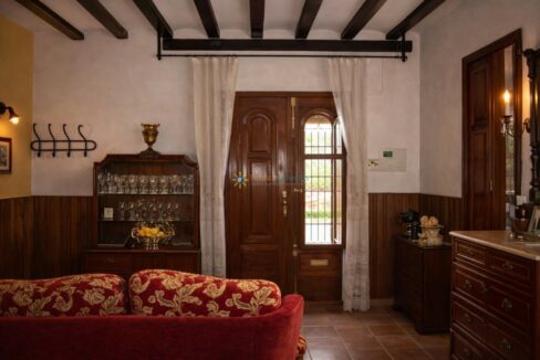 Sala tradicional con puertas y jardín