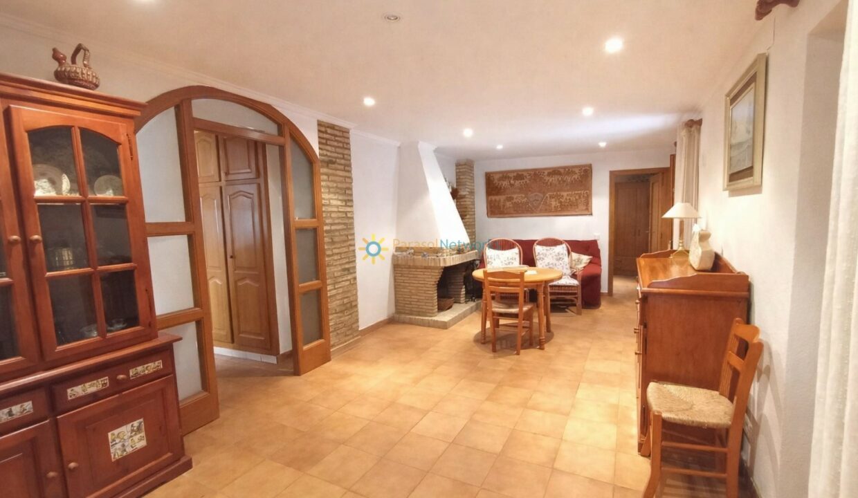 Sala tradicional en tonos cálidos