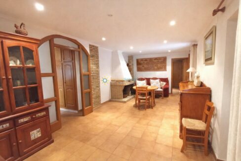 Sala tradicional en tonos cálidos