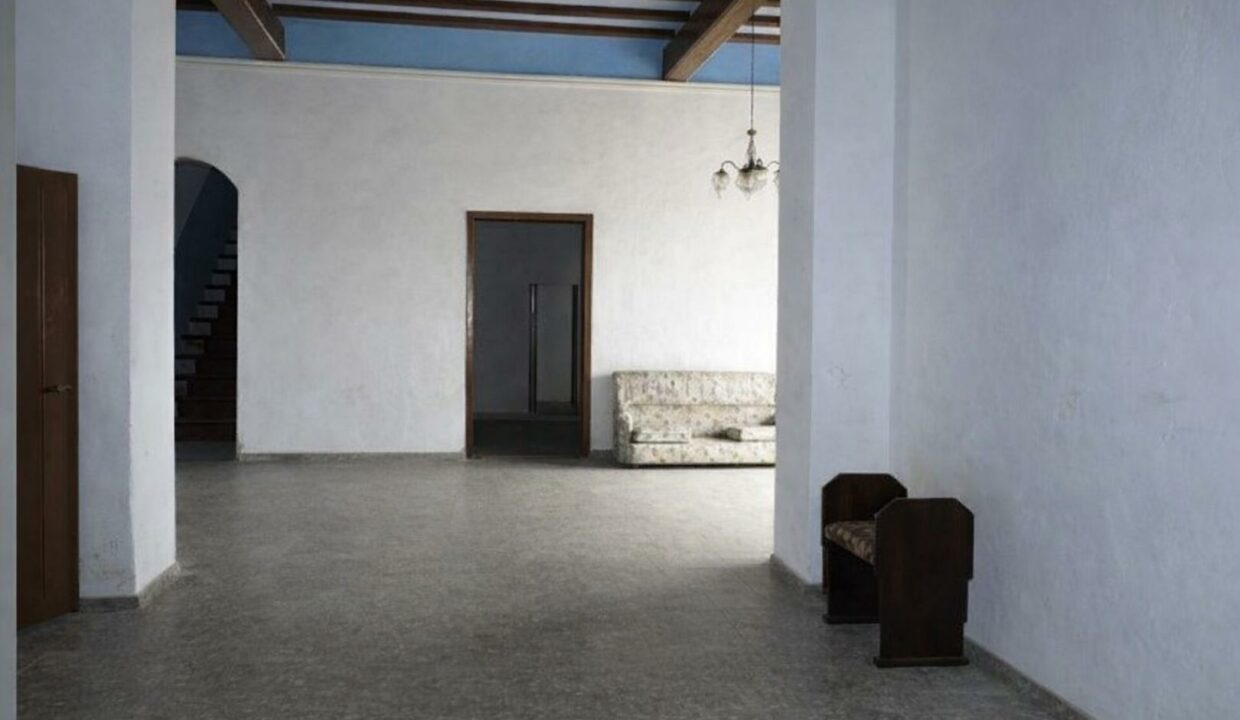 Sala tranquila con muebles vintage