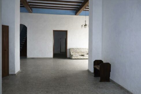 Sala tranquila con muebles vintage