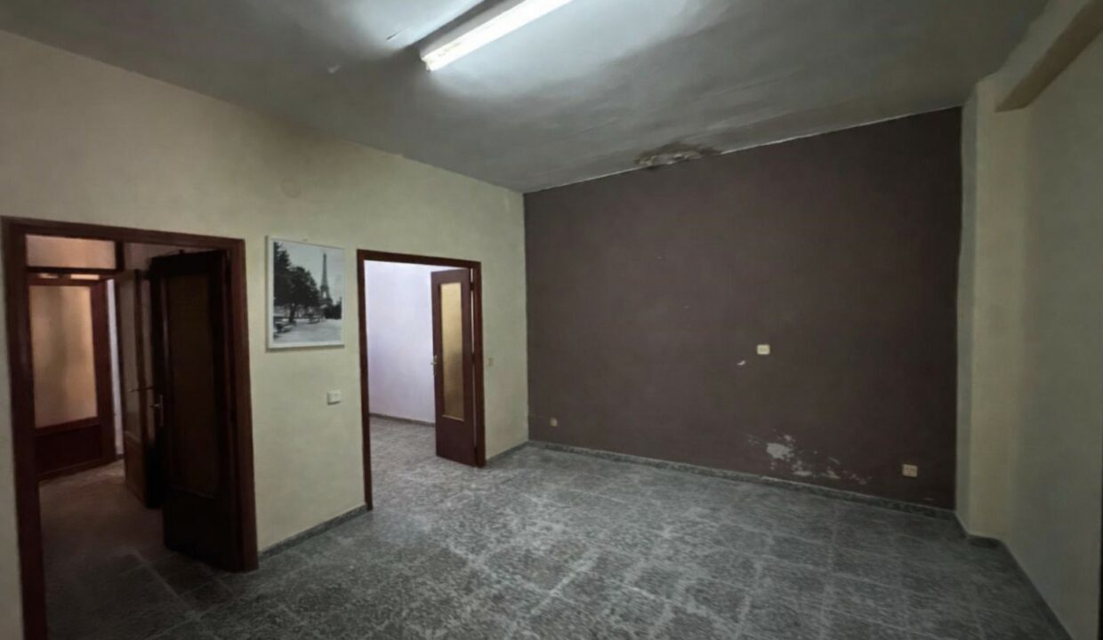 Sala vacía con acento marrón oscuro