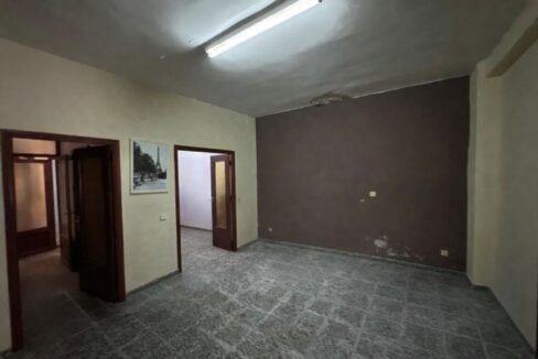 Sala vacía con acento marrón oscuro