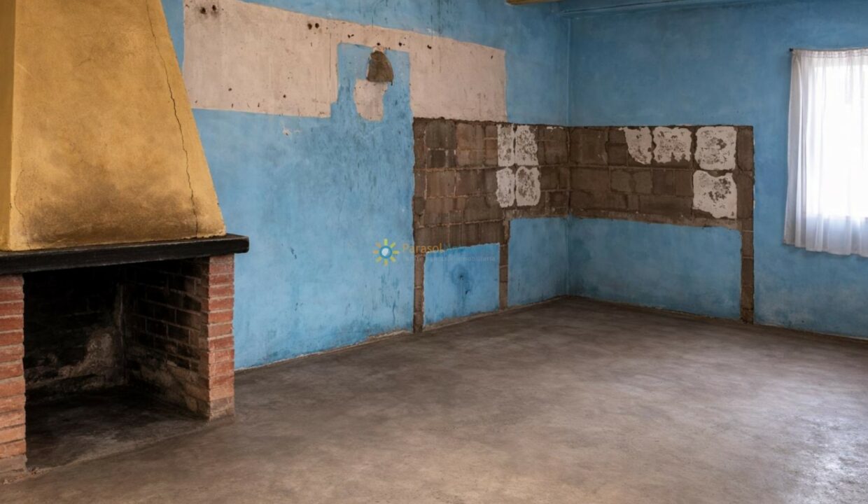 Sala vacía con chimenea rústica