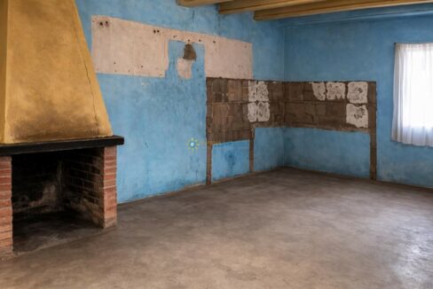 Sala vacía con chimenea rústica