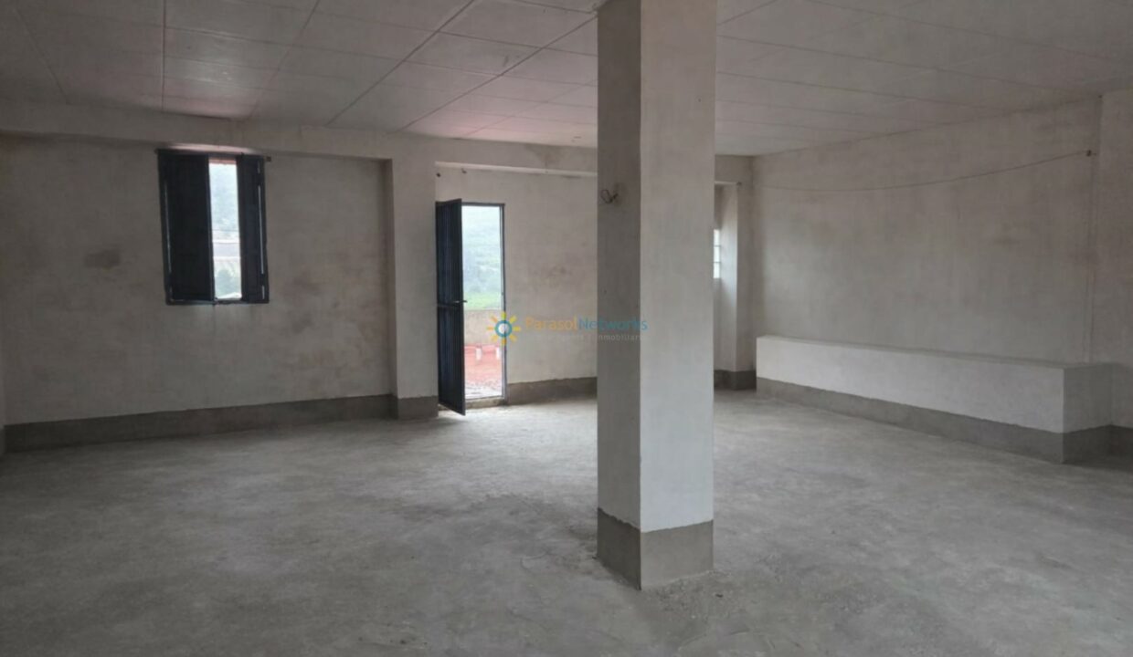 Sala vacía con columna central