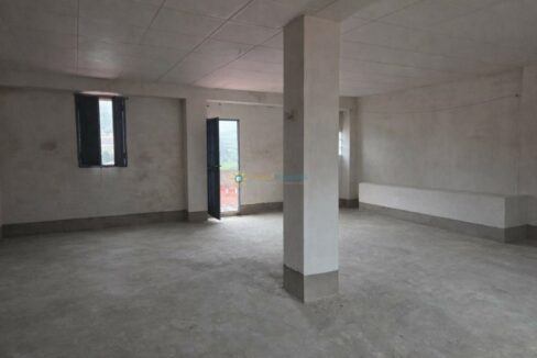 Sala vacía con columna central