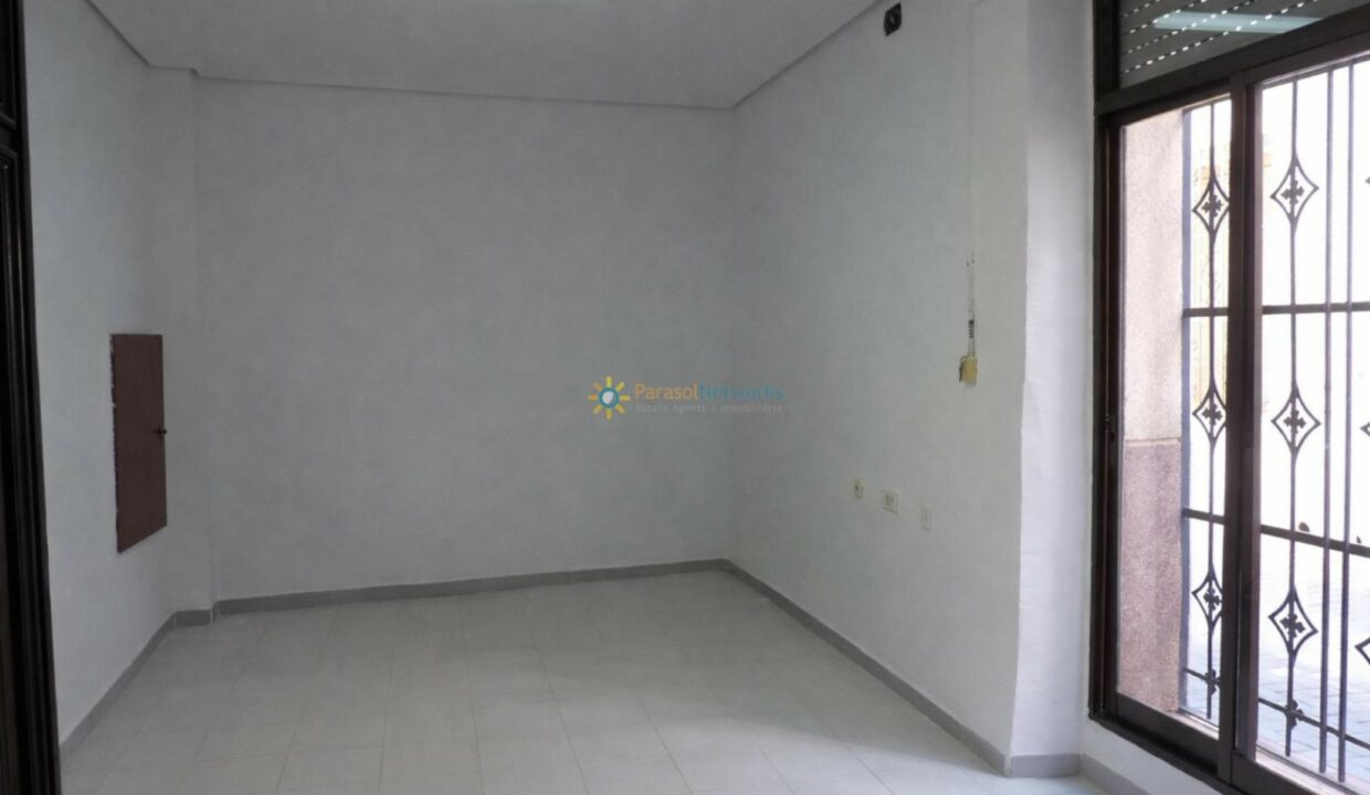 Sala vacía con detalles arquitectónicos