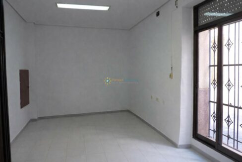 Sala vacía con detalles arquitectónicos