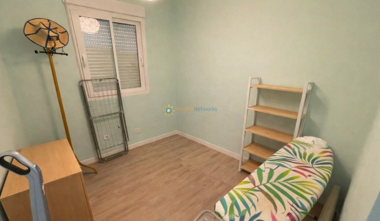 Sala vacía con muebles simples