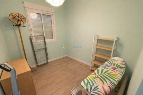 Sala vacía con muebles simples