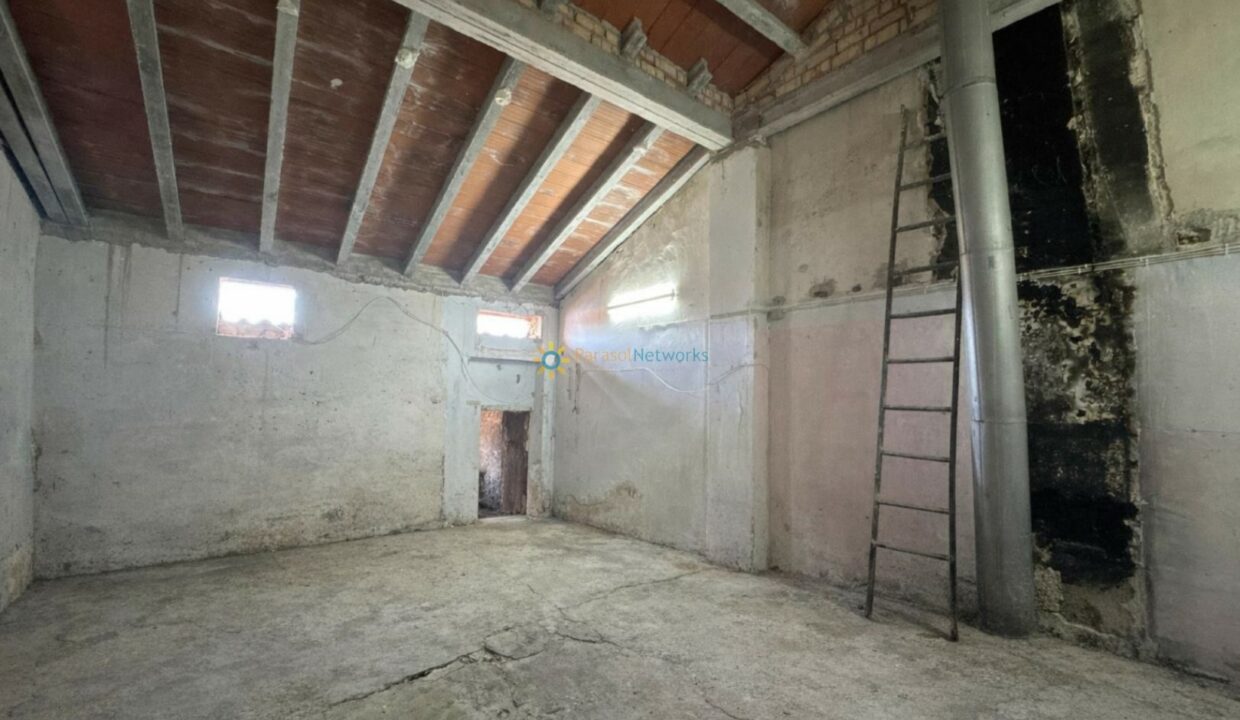 Sala vacía con pared carbonizada