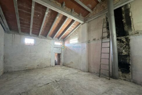 Sala vacía con pared carbonizada