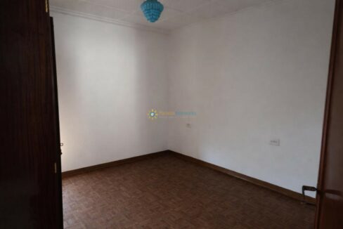 Sala vacía con paredes blancas y parquet